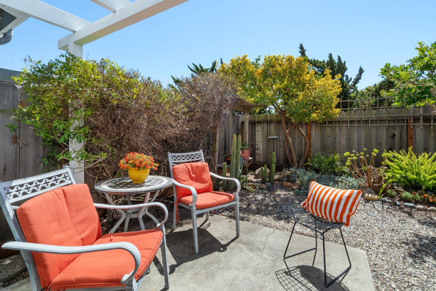 Detail Gallery Image 12 of 27 For 3870 Bramble Ln #D,  Santa Cruz,  CA 95062 - 2 Beds | 1 Baths