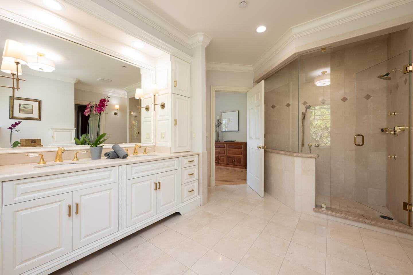 Detail Gallery Image 34 of 97 For 25 Longview Ct, Hillsborough,  CA 94010 - 5 Beds | 4/1 Baths