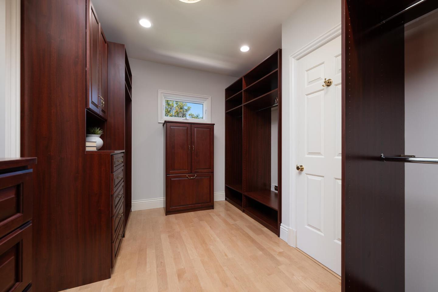 Detail Gallery Image 38 of 97 For 25 Longview Ct, Hillsborough,  CA 94010 - 5 Beds | 4/1 Baths