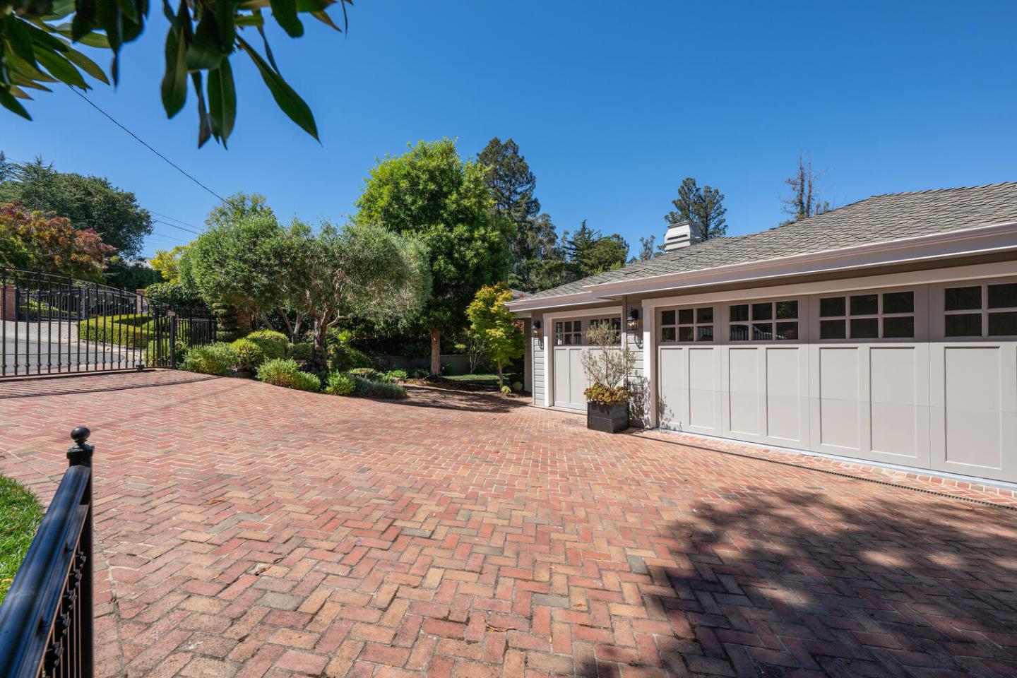 Detail Gallery Image 7 of 97 For 25 Longview Ct, Hillsborough,  CA 94010 - 5 Beds | 4/1 Baths