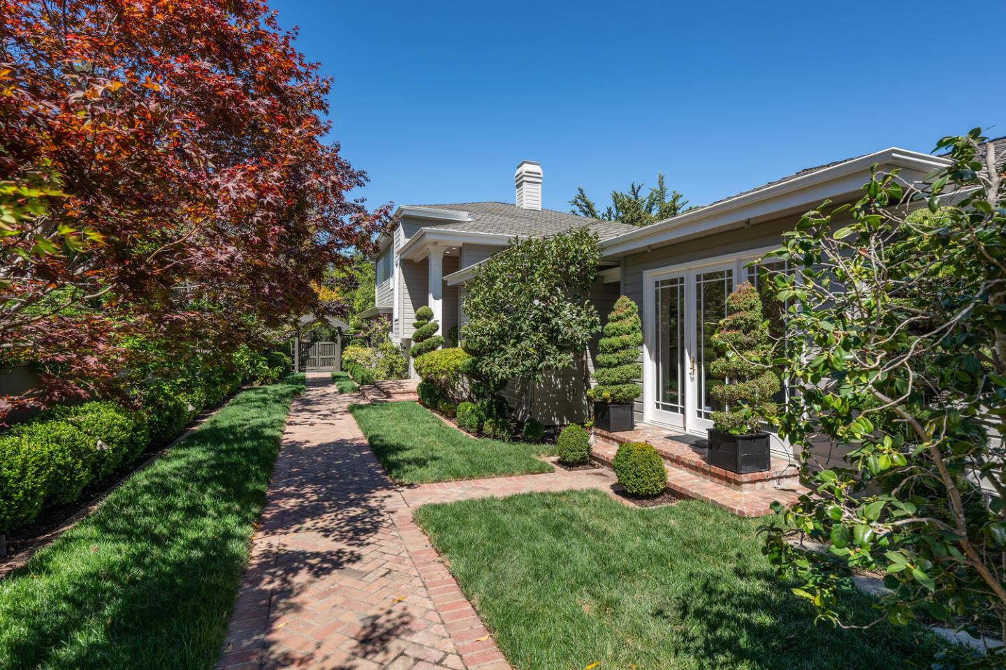 Detail Gallery Image 9 of 97 For 25 Longview Ct, Hillsborough,  CA 94010 - 5 Beds | 4/1 Baths