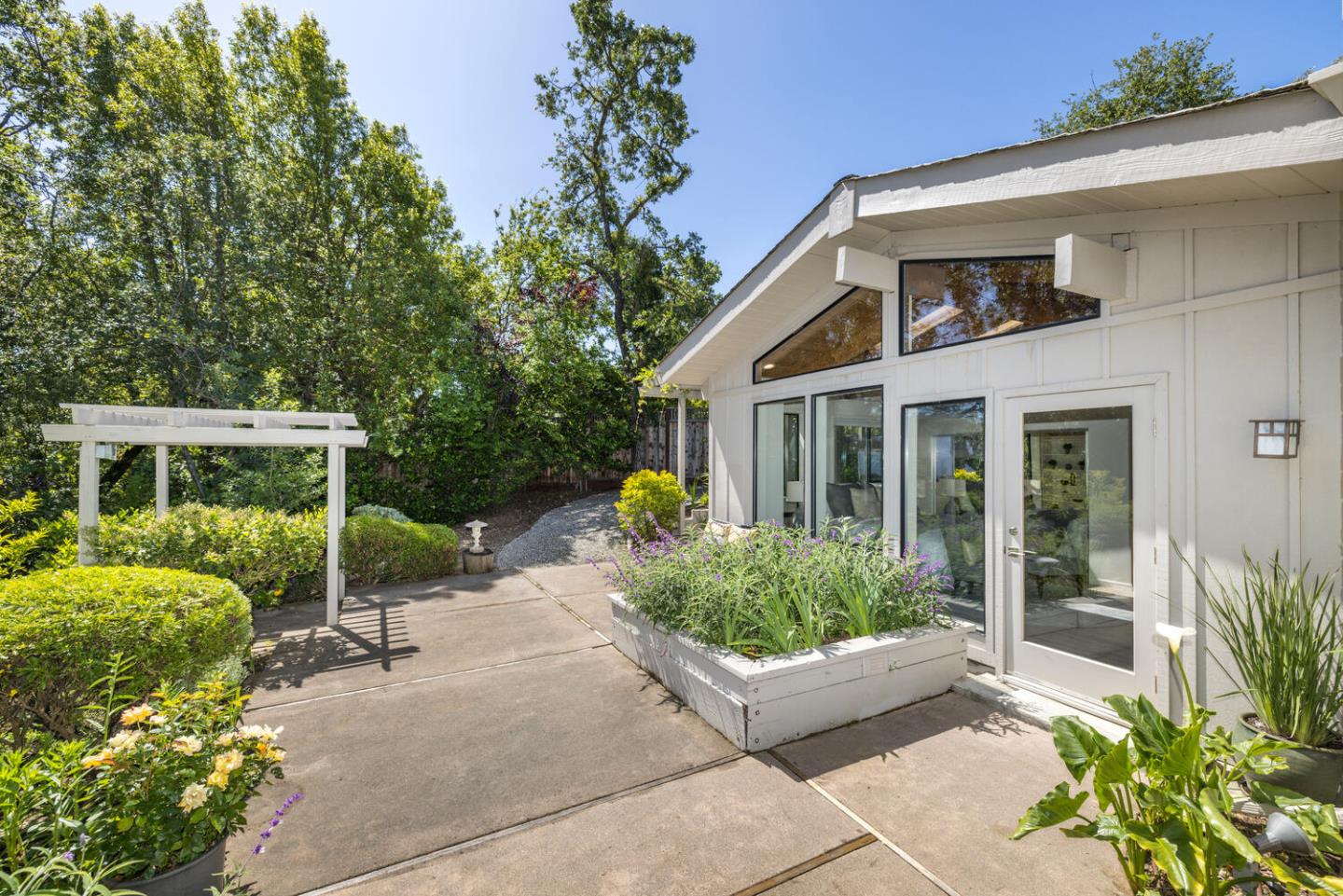 Detail Gallery Image 38 of 49 For 143 Lake Rd, Portola Valley,  CA 94028 - 3 Beds | 2 Baths