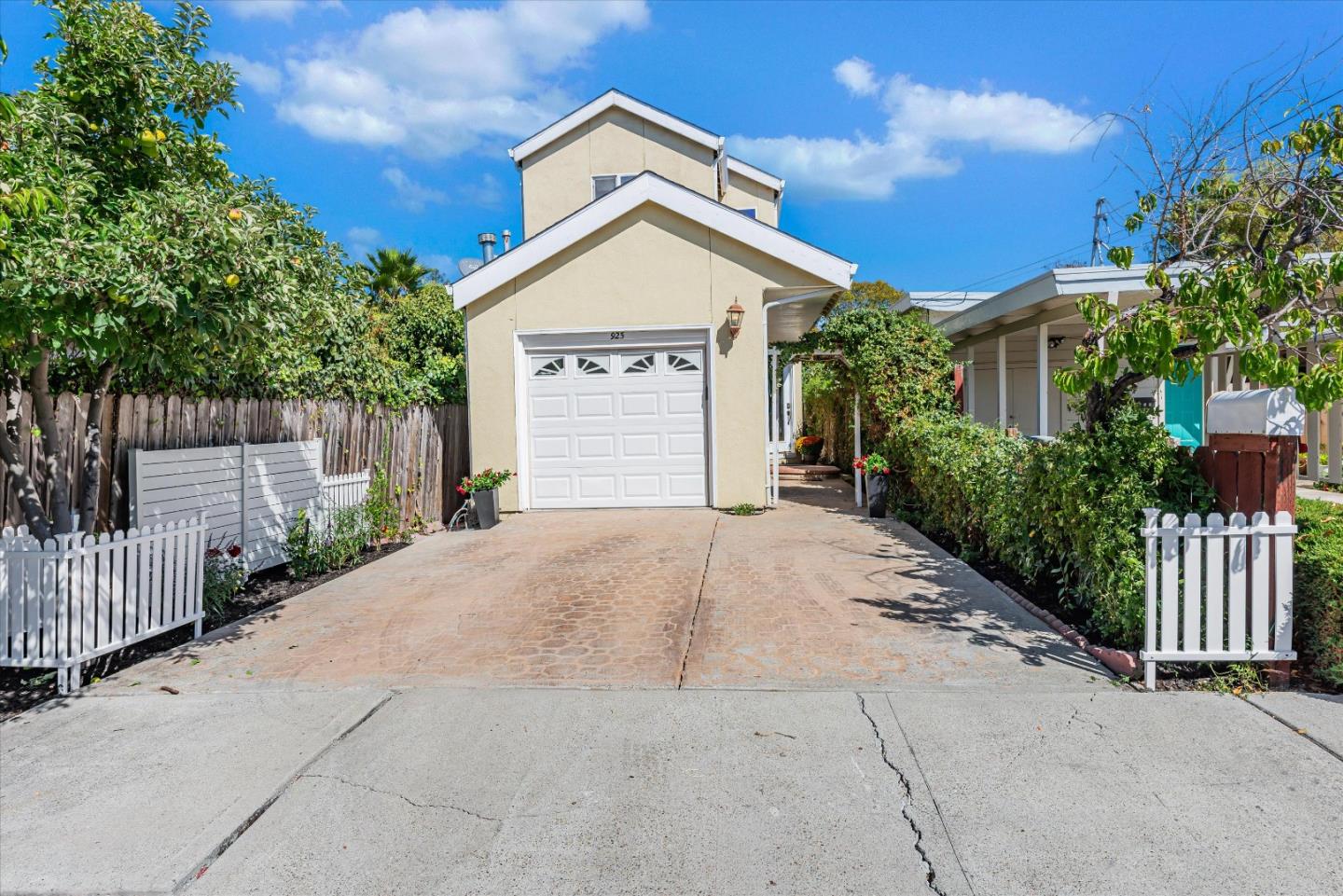 Detail Gallery Image 1 of 35 For 925 Junipero Ave, Redwood City,  CA 94061 - 2 Beds | 2 Baths