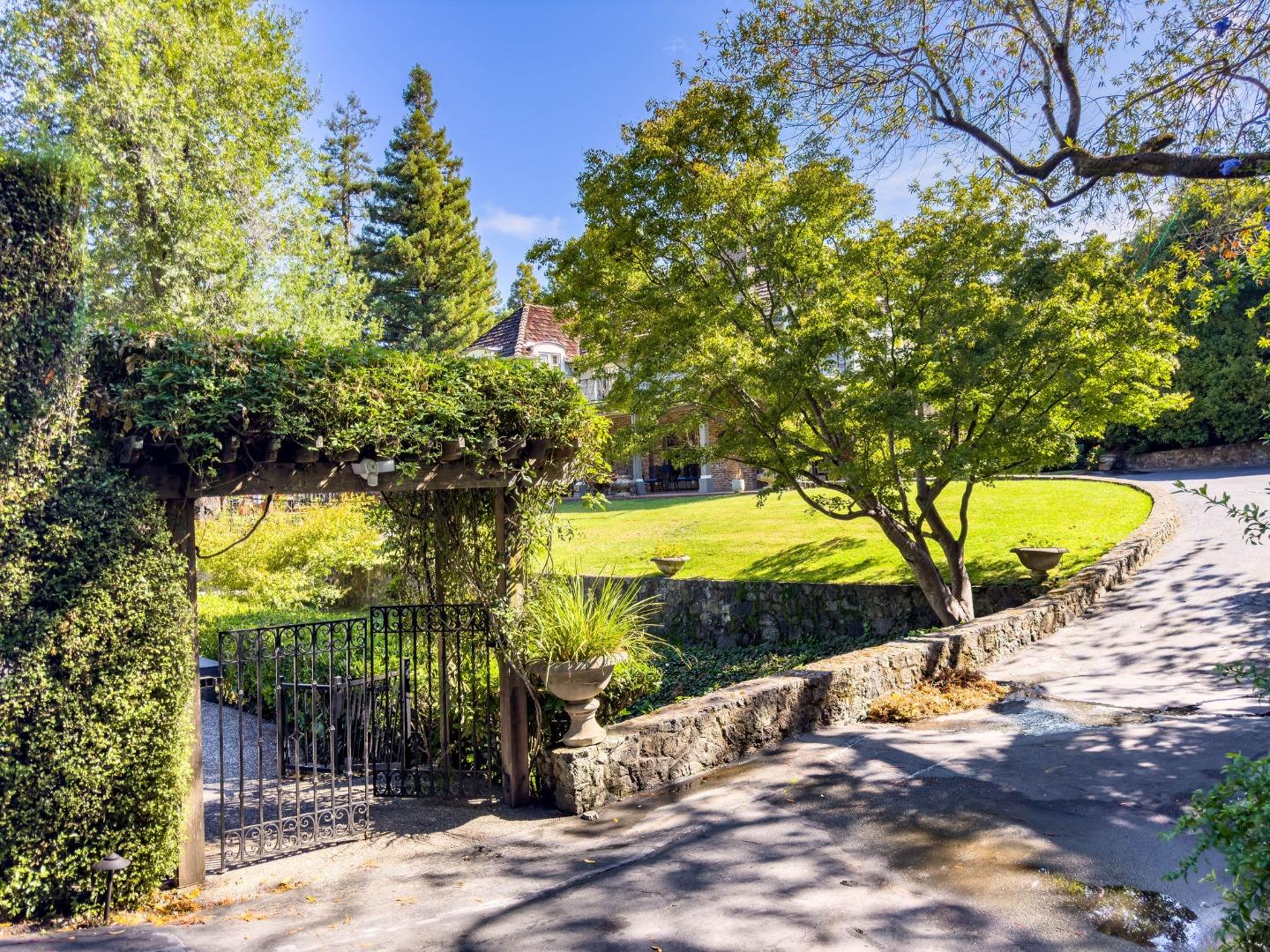 Detail Gallery Image 5 of 107 For 2155 Geri Ln, Hillsborough,  CA 94010 - 3 Beds | 3/1 Baths