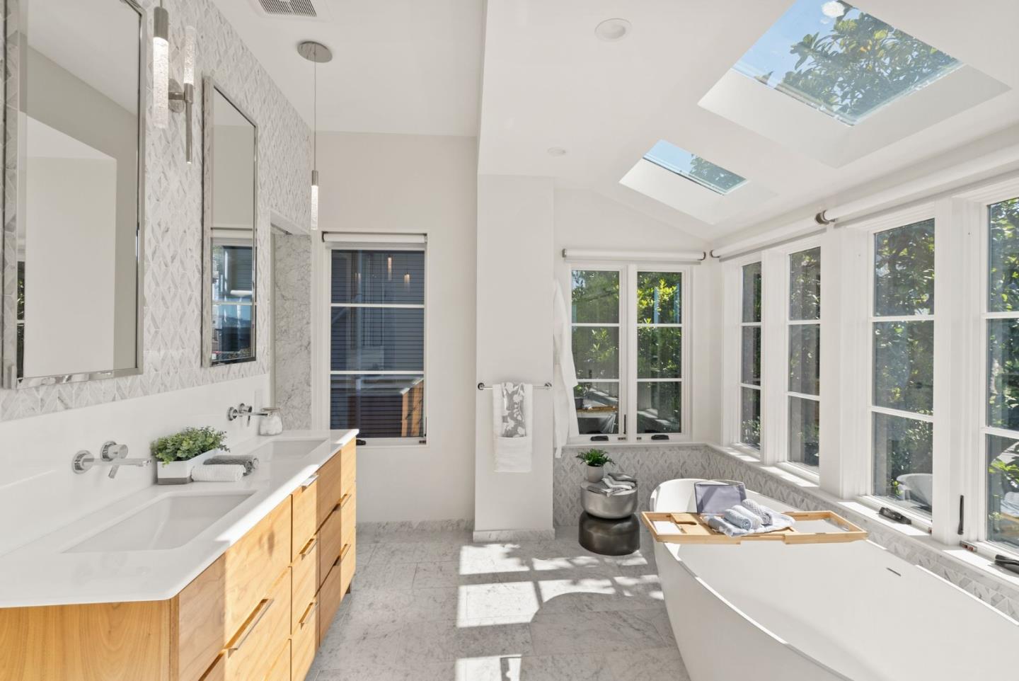 Detail Gallery Image 67 of 106 For 2853 Broderick St, San Francisco,  CA 94123 - 6 Beds | 5/1 Baths