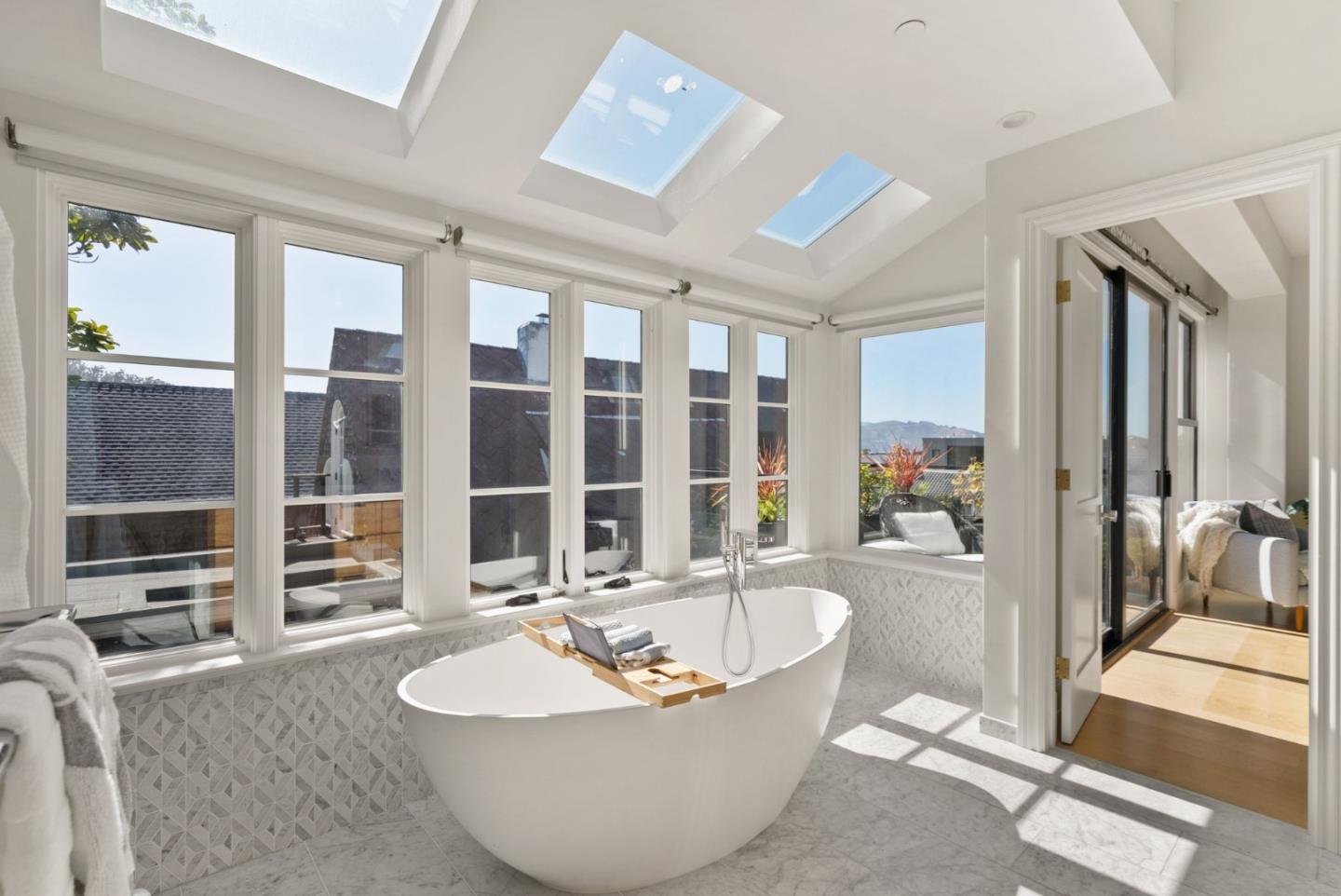 Detail Gallery Image 70 of 106 For 2853 Broderick St, San Francisco,  CA 94123 - 6 Beds | 5/1 Baths