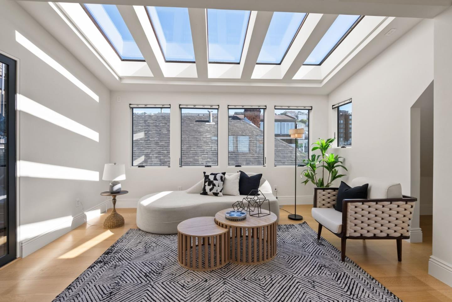 Detail Gallery Image 76 of 106 For 2853 Broderick St, San Francisco,  CA 94123 - 6 Beds | 5/1 Baths