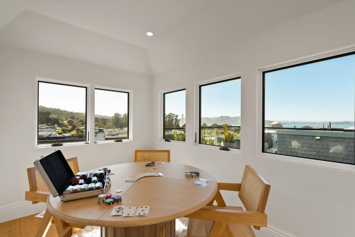 Detail Gallery Image 81 of 106 For 2853 Broderick St, San Francisco,  CA 94123 - 6 Beds | 5/1 Baths