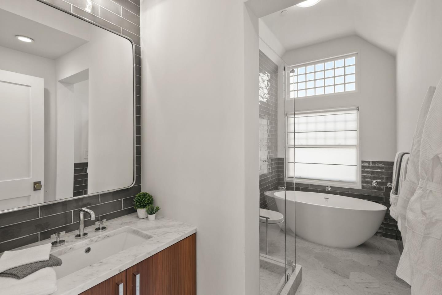 Detail Gallery Image 83 of 106 For 2853 Broderick St, San Francisco,  CA 94123 - 6 Beds | 5/1 Baths
