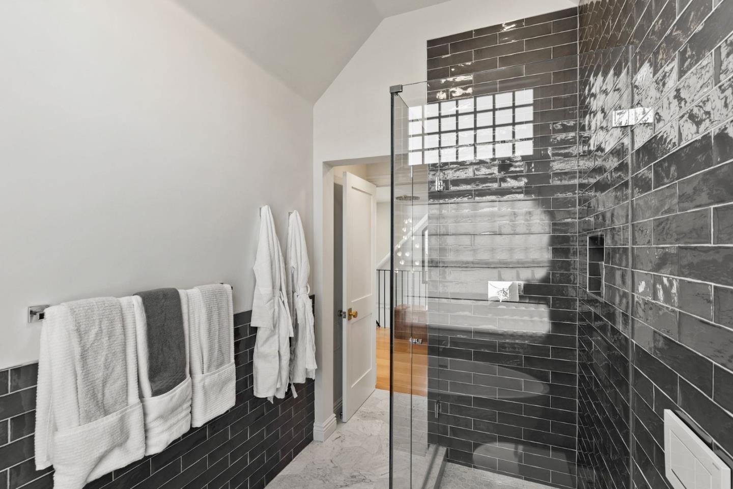 Detail Gallery Image 84 of 106 For 2853 Broderick St, San Francisco,  CA 94123 - 6 Beds | 5/1 Baths