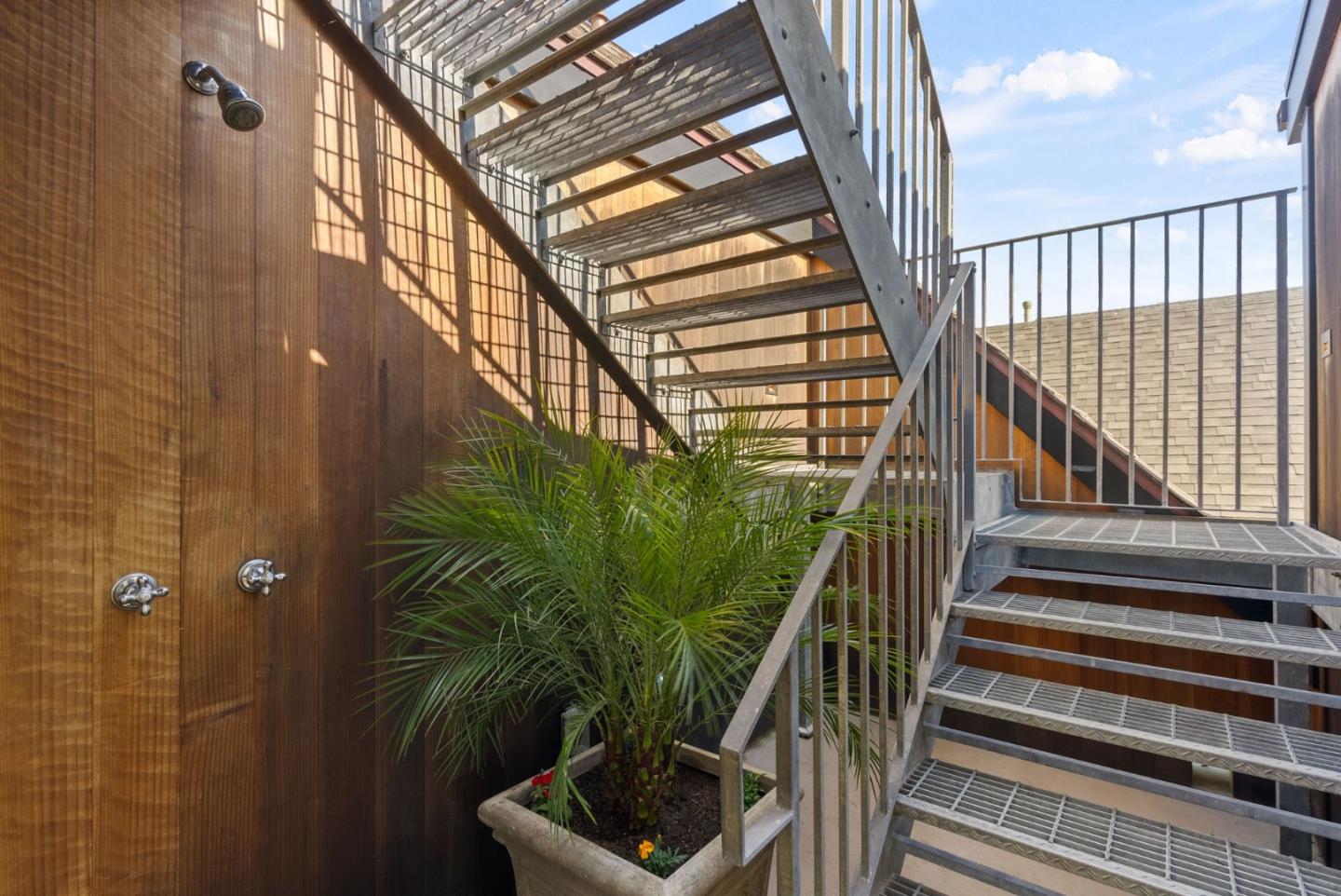 Detail Gallery Image 87 of 106 For 2853 Broderick St, San Francisco,  CA 94123 - 6 Beds | 5/1 Baths