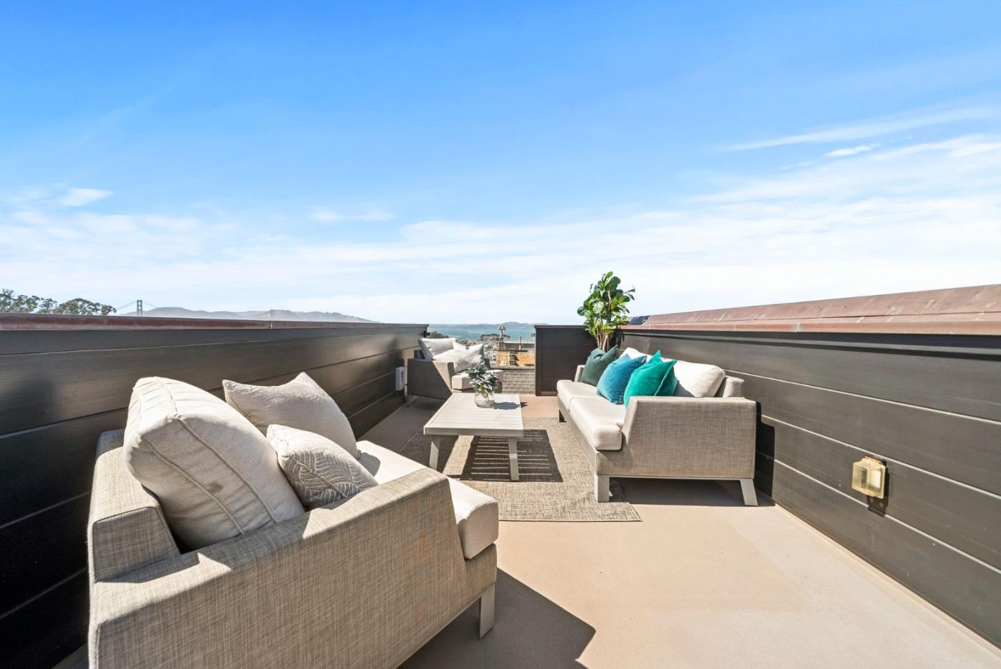 Detail Gallery Image 90 of 106 For 2853 Broderick St, San Francisco,  CA 94123 - 6 Beds | 5/1 Baths