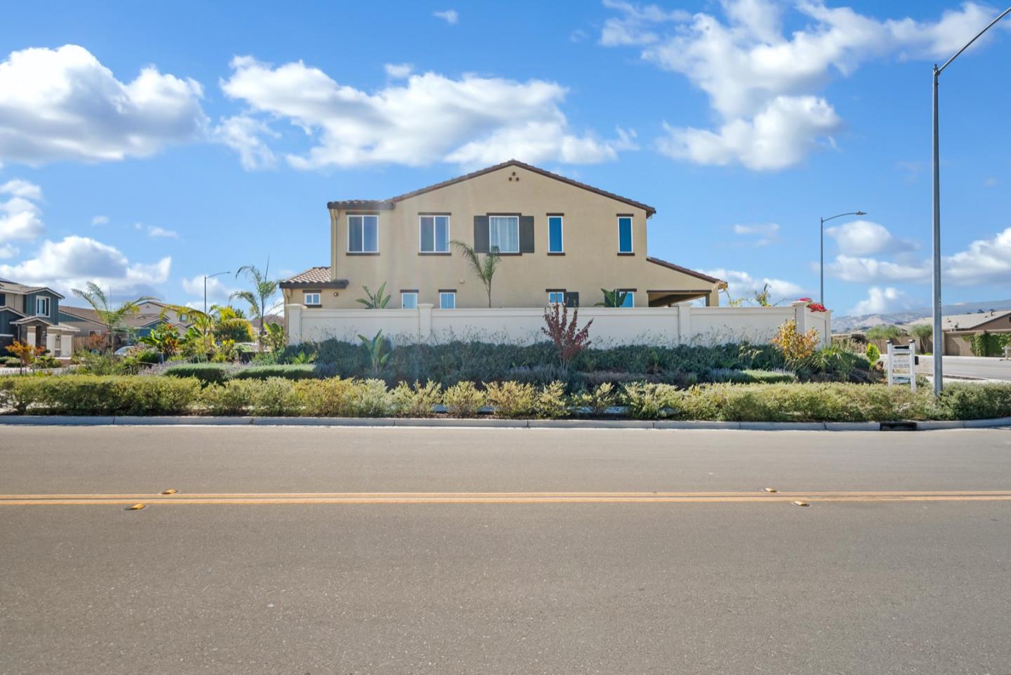 Detail Gallery Image 2 of 41 For 3076 Palomino Way, Hollister,  CA 95023 - 5 Beds | 3/1 Baths