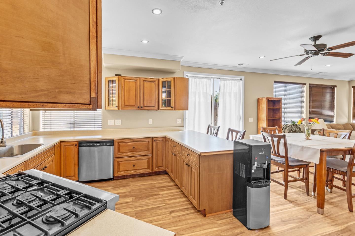 Detail Gallery Image 10 of 31 For 1880 Gamay Way, Salinas,  CA 93906 - 5 Beds | 3 Baths