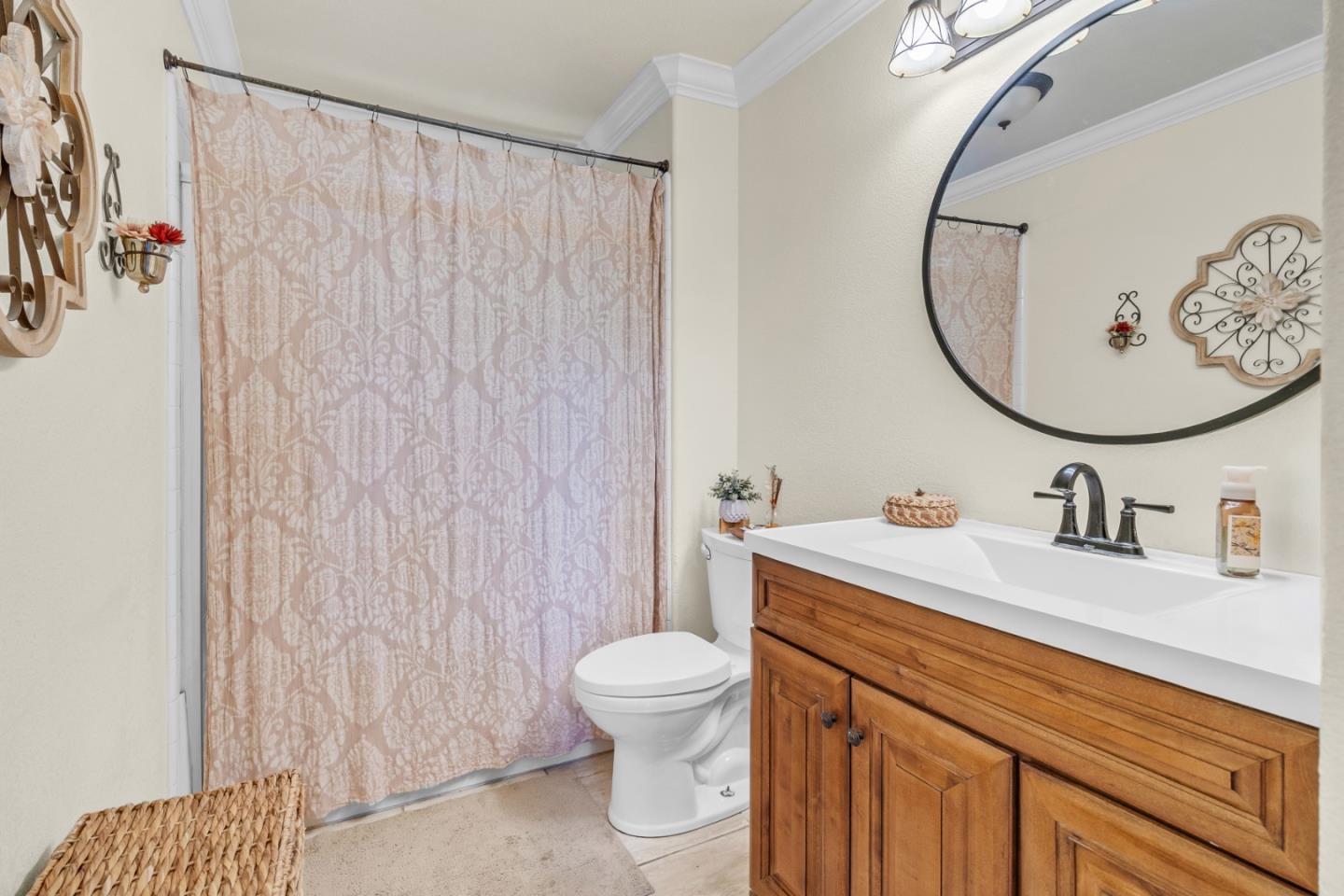 Detail Gallery Image 16 of 31 For 1880 Gamay Way, Salinas,  CA 93906 - 5 Beds | 3 Baths
