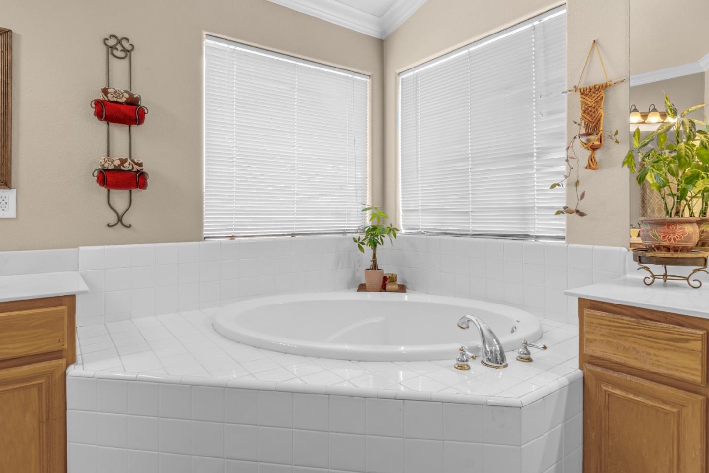 Detail Gallery Image 20 of 31 For 1880 Gamay Way, Salinas,  CA 93906 - 5 Beds | 3 Baths