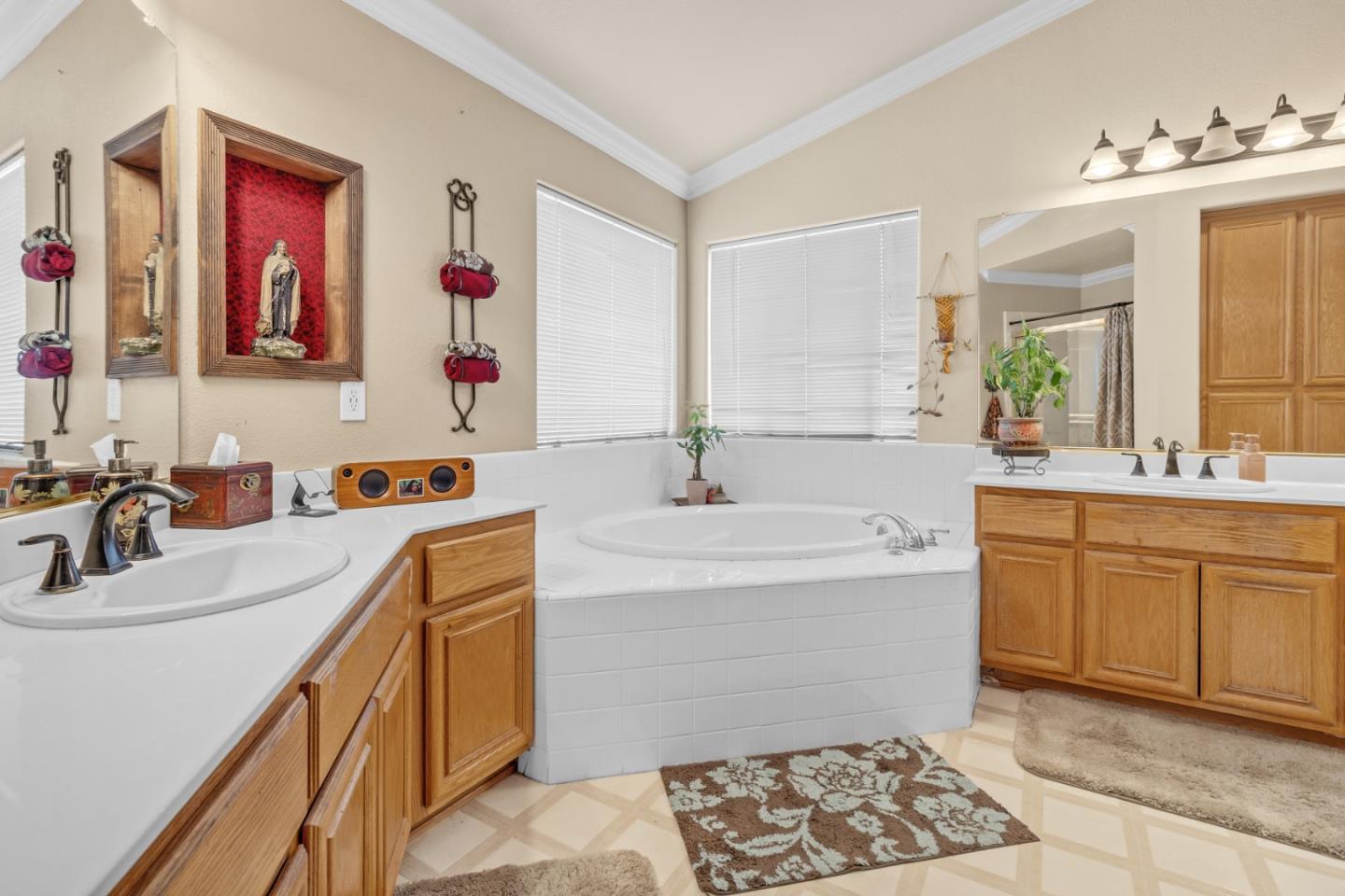 Detail Gallery Image 25 of 31 For 1880 Gamay Way, Salinas,  CA 93906 - 5 Beds | 3 Baths