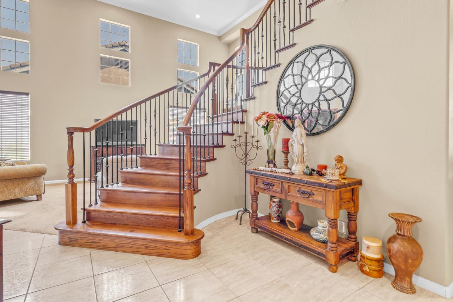 Detail Gallery Image 3 of 31 For 1880 Gamay Way, Salinas,  CA 93906 - 5 Beds | 3 Baths