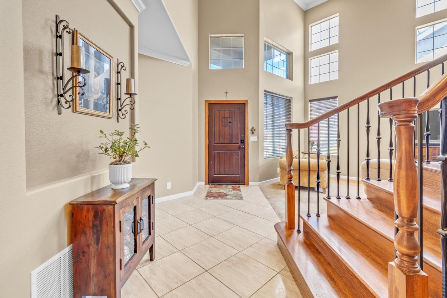 Detail Gallery Image 4 of 31 For 1880 Gamay Way, Salinas,  CA 93906 - 5 Beds | 3 Baths