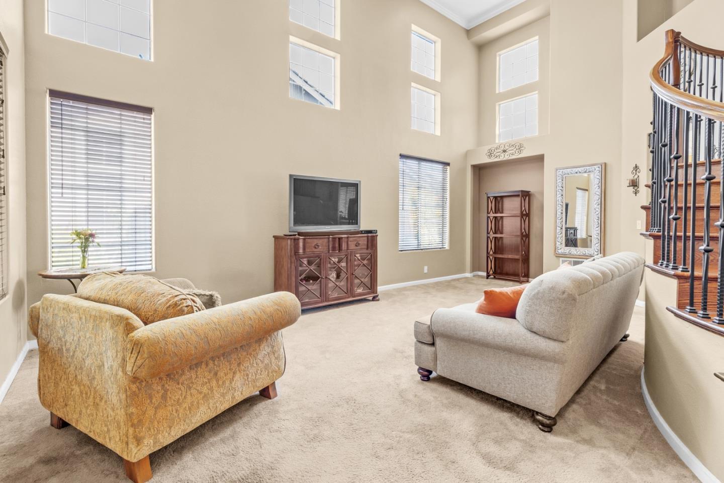 Detail Gallery Image 6 of 31 For 1880 Gamay Way, Salinas,  CA 93906 - 5 Beds | 3 Baths