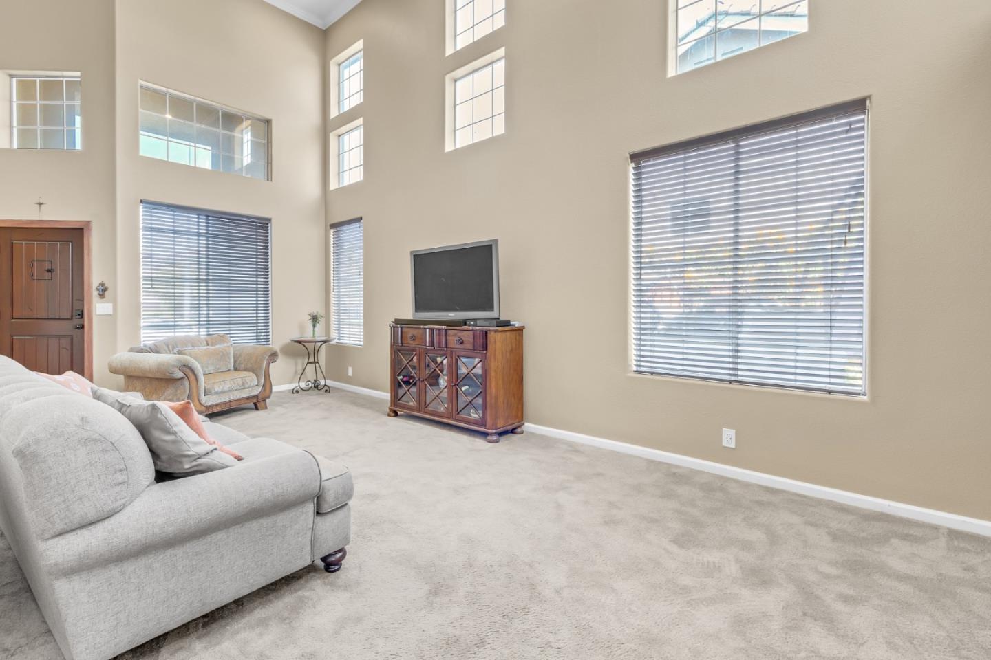 Detail Gallery Image 7 of 31 For 1880 Gamay Way, Salinas,  CA 93906 - 5 Beds | 3 Baths