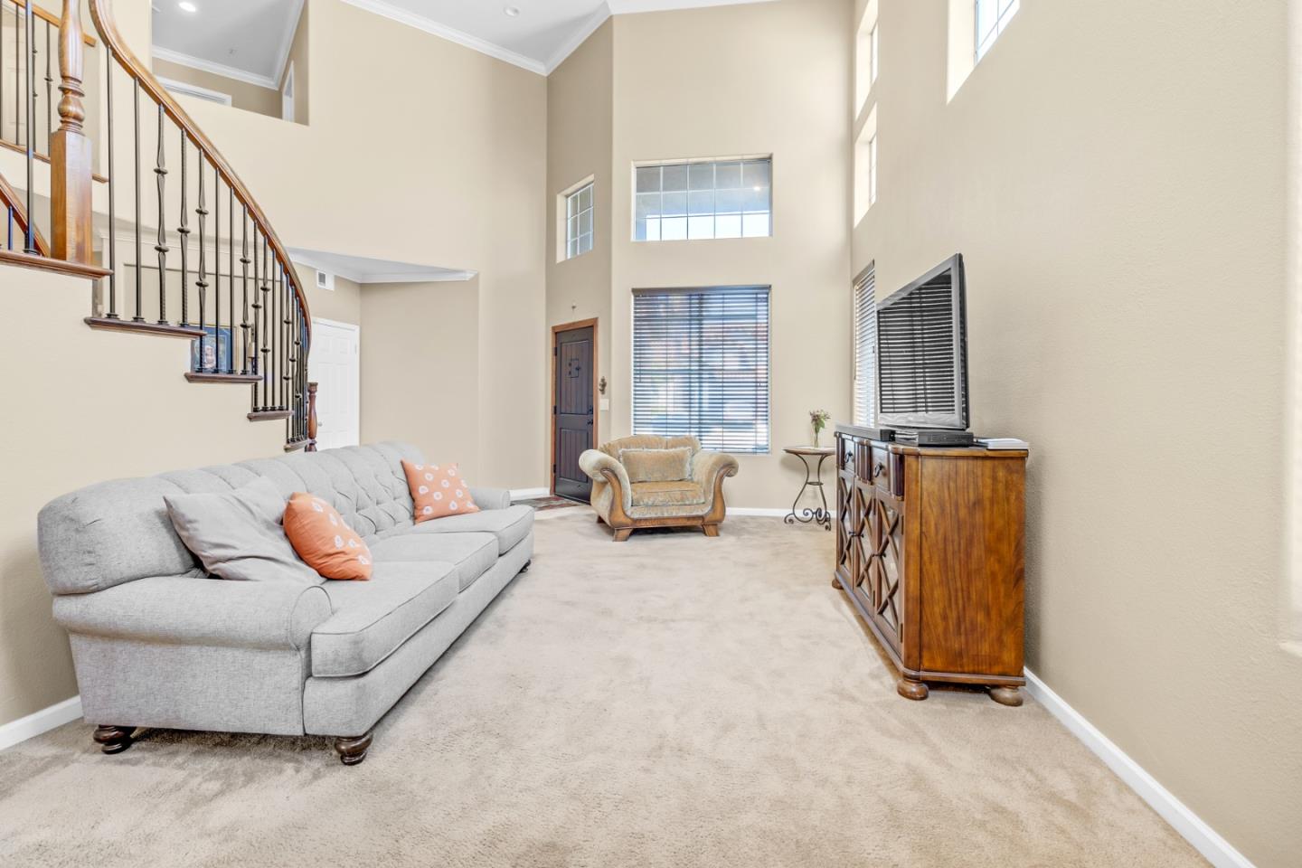 Detail Gallery Image 8 of 31 For 1880 Gamay Way, Salinas,  CA 93906 - 5 Beds | 3 Baths