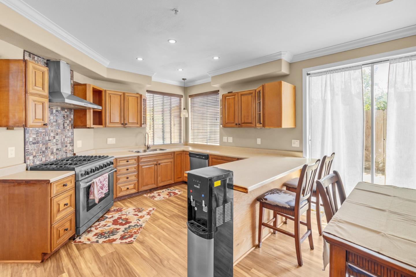 Detail Gallery Image 9 of 31 For 1880 Gamay Way, Salinas,  CA 93906 - 5 Beds | 3 Baths