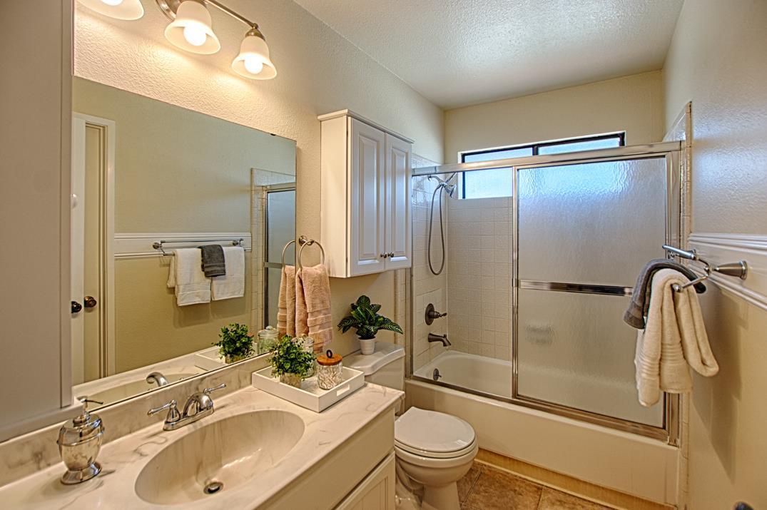 Detail Gallery Image 6 of 12 For 137 Peach Ter, Santa Cruz,  CA 95060 - 2 Beds | 1/1 Baths