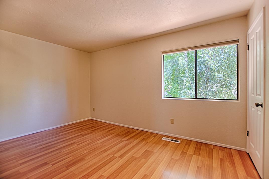 Detail Gallery Image 7 of 12 For 137 Peach Ter, Santa Cruz,  CA 95060 - 2 Beds | 1/1 Baths