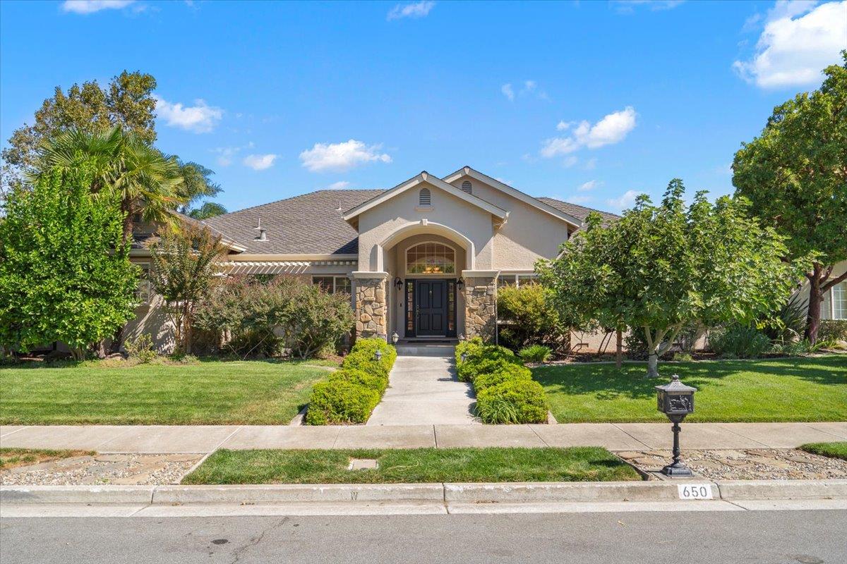 Detail Gallery Image 1 of 23 For 650 Llagas Vista Dr, Morgan Hill,  CA 95037 - 3 Beds | 3 Baths