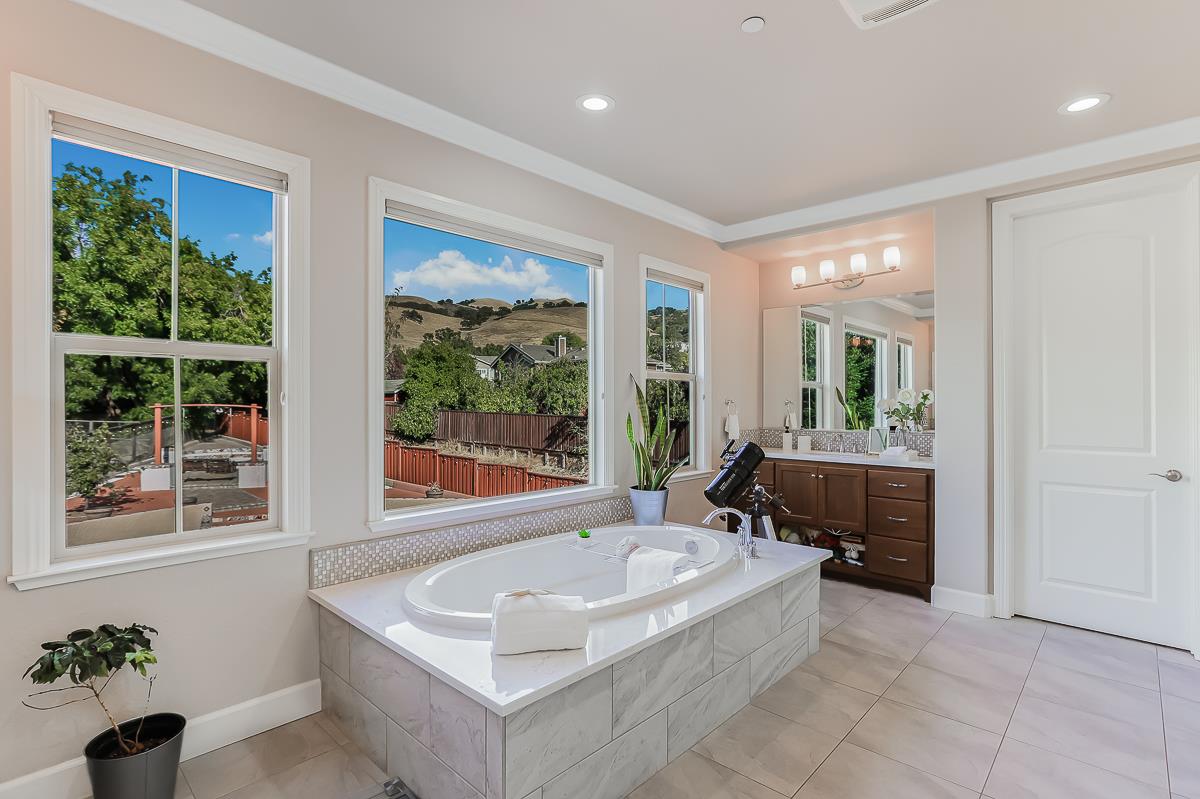 Detail Gallery Image 48 of 73 For 6352 Grand Oak Way, San Jose,  CA 95135 - 6 Beds | 5/1 Baths