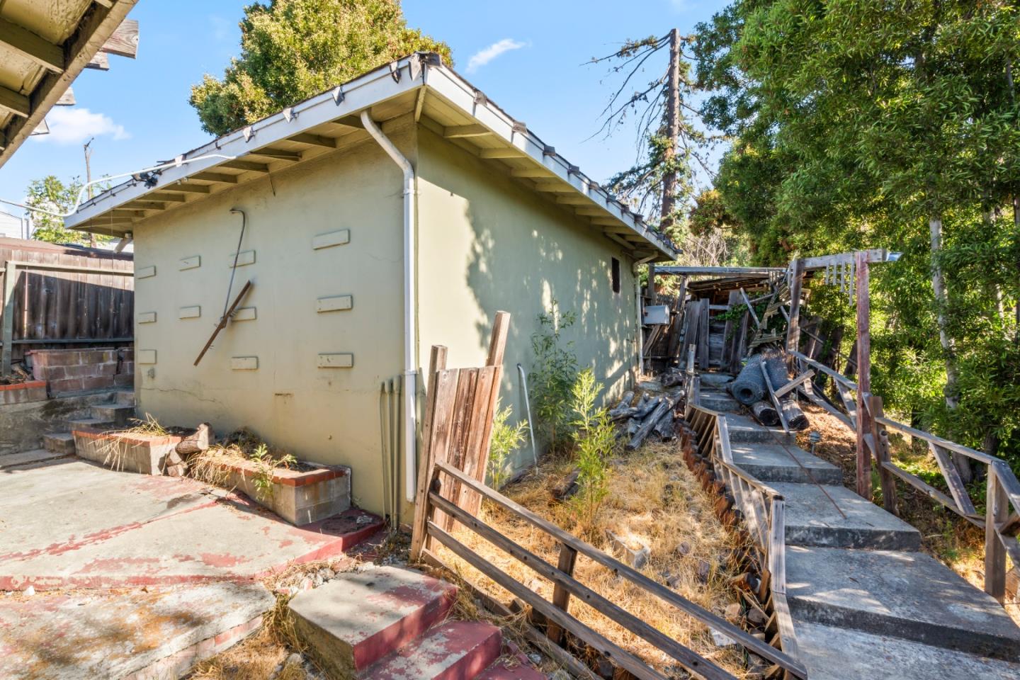 9560 Alcala Avenue, Oakland, California 94605, 2 Bedrooms Bedrooms, ,1 BathroomBathrooms,Residential,For Sale,9560 Alcala Avenue,ML81980823