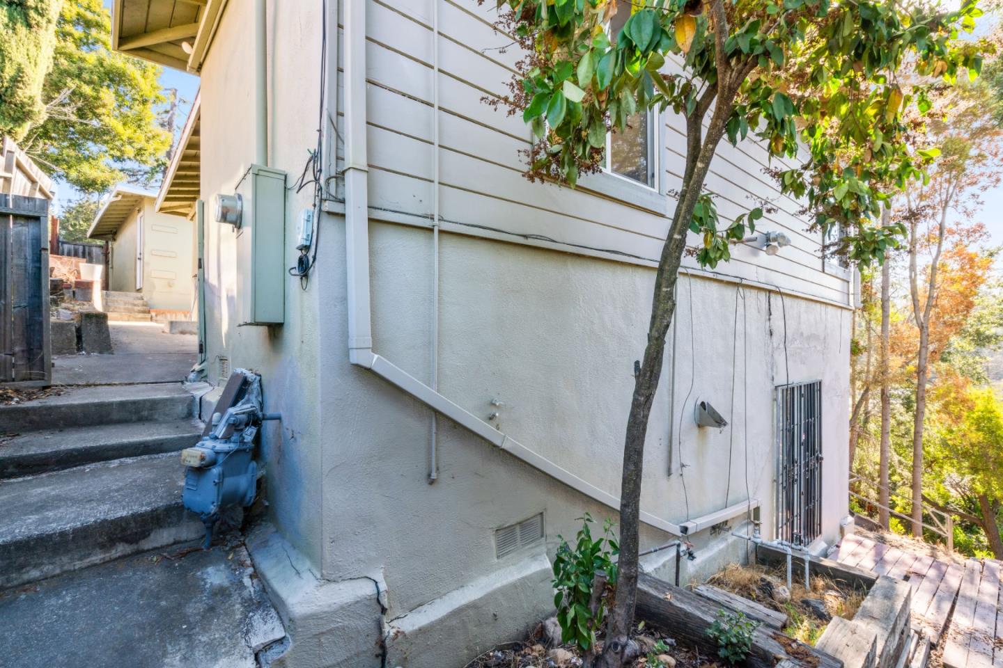9560 Alcala Avenue, Oakland, California 94605, 2 Bedrooms Bedrooms, ,1 BathroomBathrooms,Residential,For Sale,9560 Alcala Avenue,ML81980823