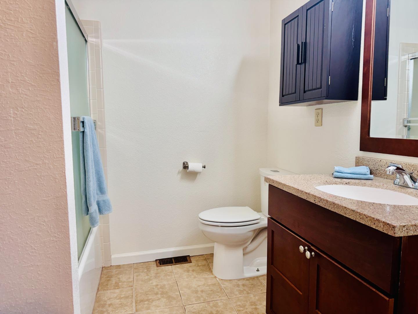 Detail Gallery Image 9 of 14 For 170 Gibson Dr #25,  Hollister,  CA 95023 - 2 Beds | 2/1 Baths