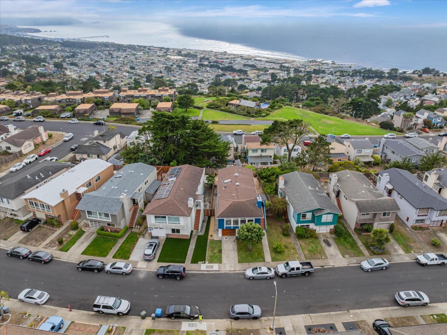 Detail Gallery Image 35 of 44 For 238 Crestmoor Cir, Pacifica,  CA 94044 - 5 Beds | 3 Baths