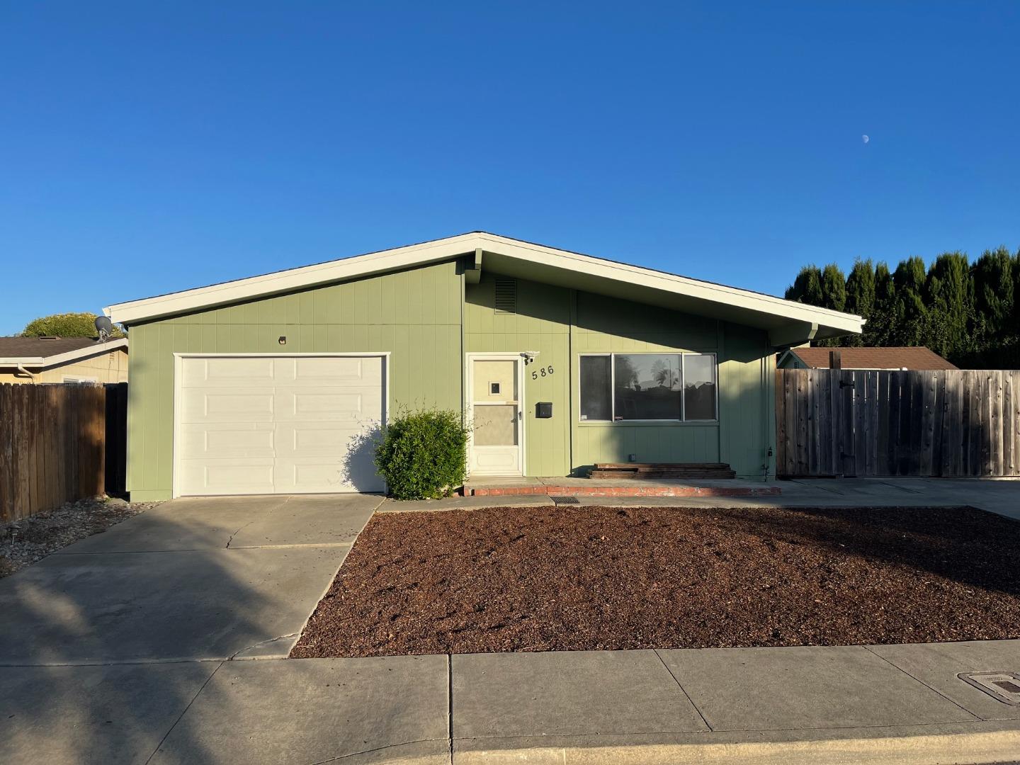 Detail Gallery Image 1 of 31 For 586 Bridge St, Watsonville,  CA 95076 - 2 Beds | 1 Baths