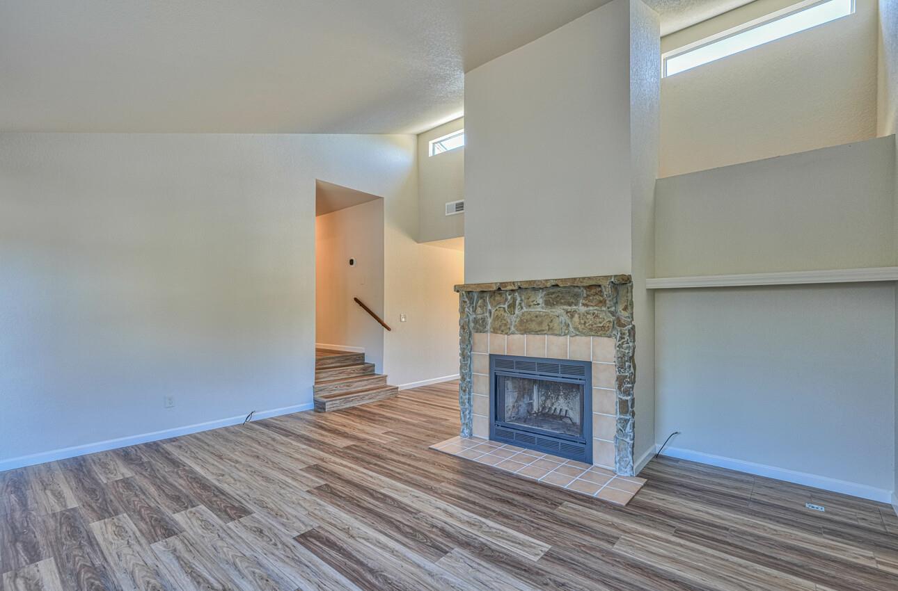 Detail Gallery Image 4 of 28 For 3080 Crumpton #20 Ln #20,  Marina,  CA 93933 - 3 Beds | 1/1 Baths