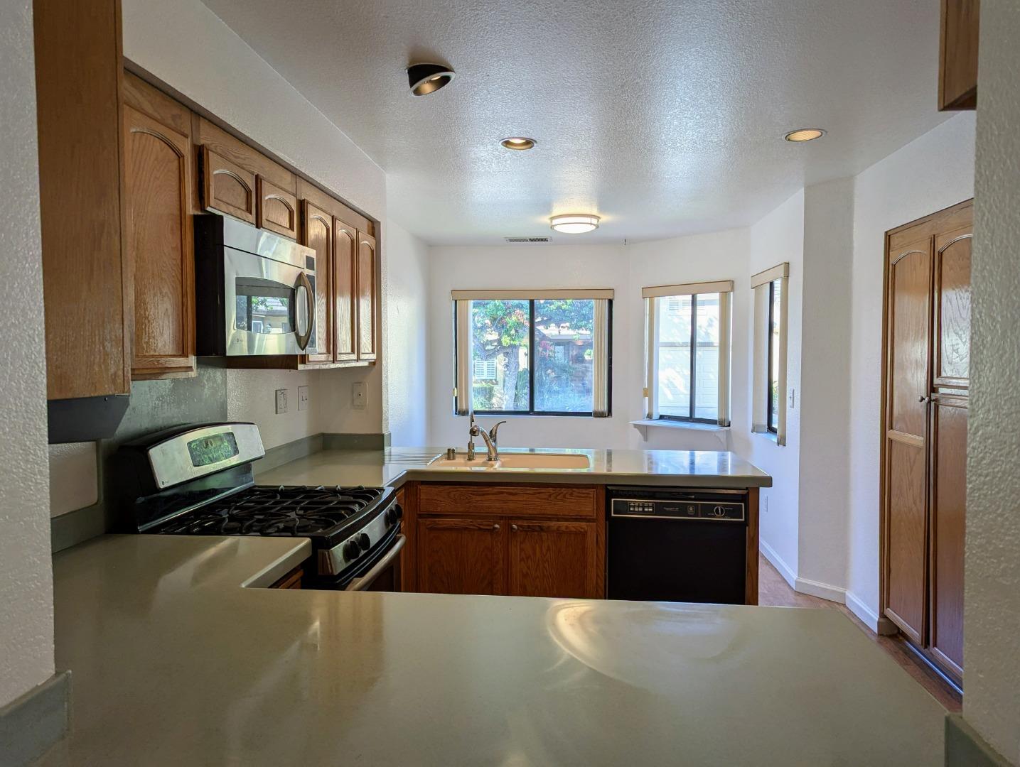 Detail Gallery Image 13 of 41 For 7645 Falkirk Dr, San Jose,  CA 95135 - 2 Beds | 2 Baths