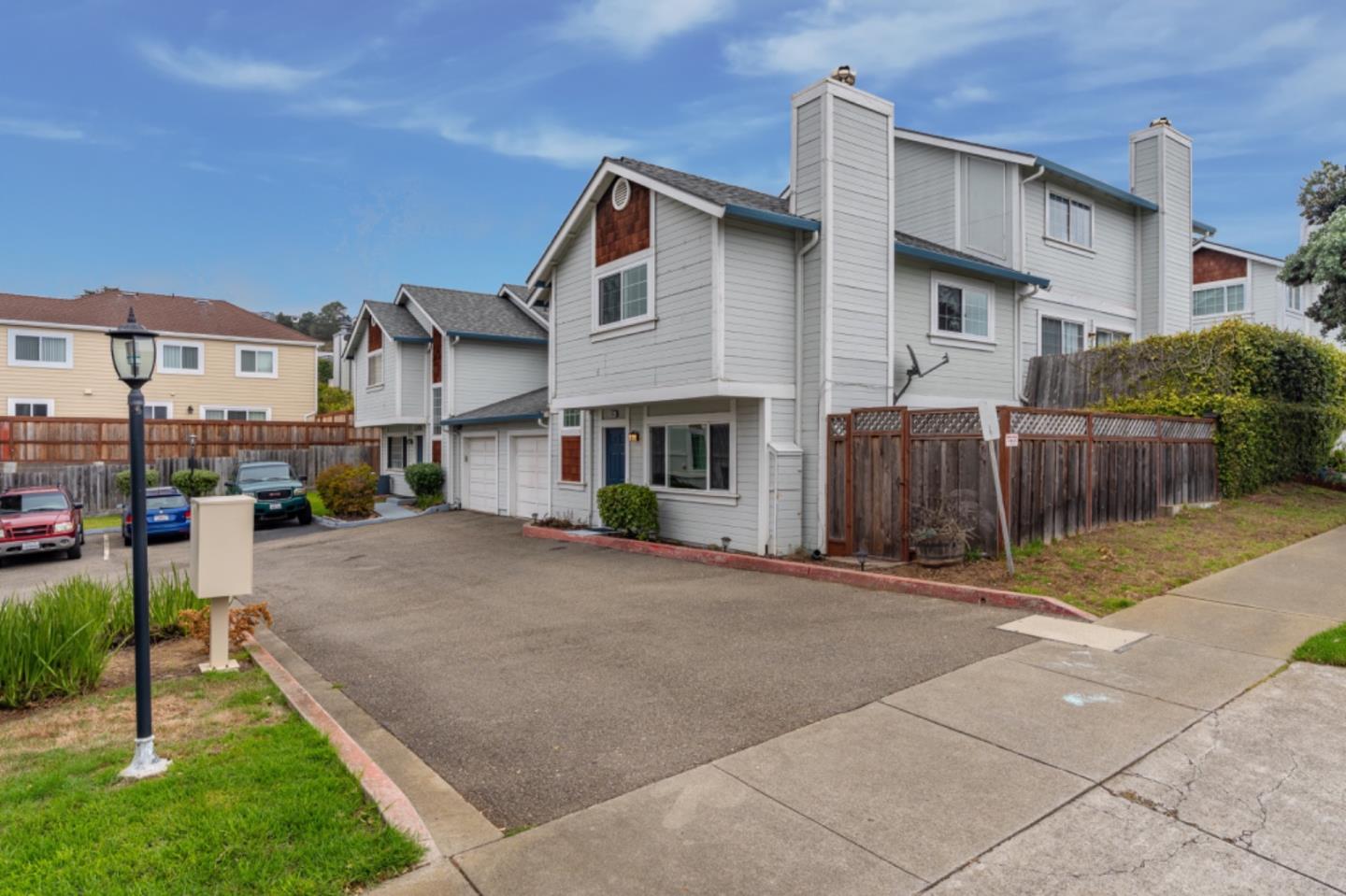 Detail Gallery Image 1 of 31 For 209 Clifton Rd, Pacifica,  CA 94044 - 2 Beds | 2/1 Baths