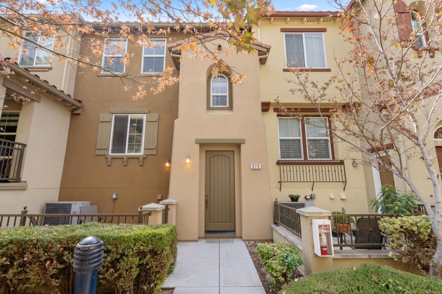 Detail Gallery Image 1 of 47 For 979 Luz Del Sol Loop, Milpitas,  CA 95035 - 3 Beds | 2/1 Baths