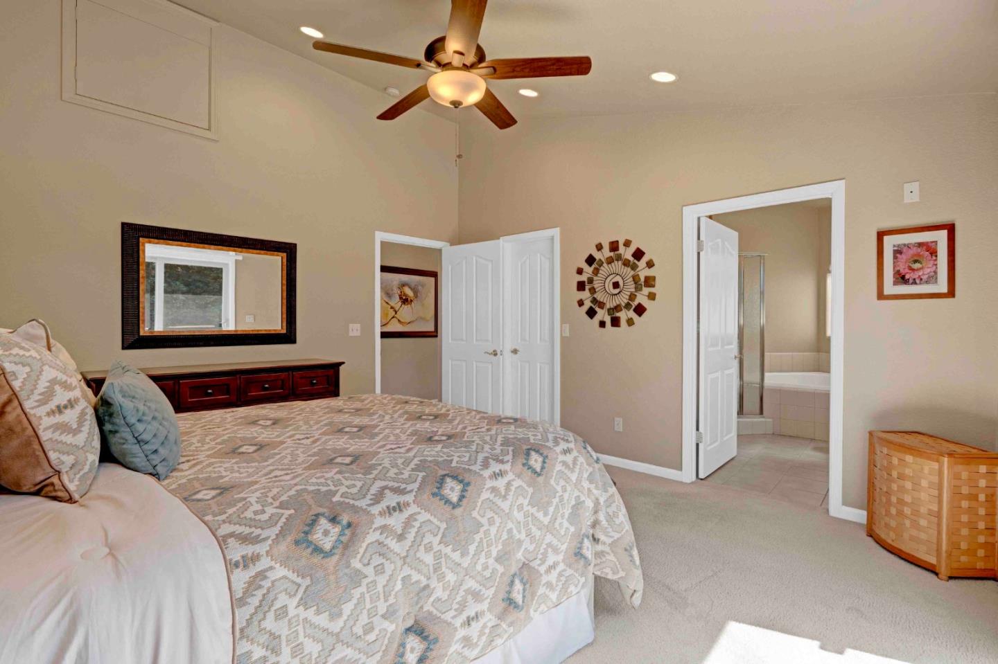 Detail Gallery Image 13 of 30 For 910 Valley Oak Ct, Hollister,  CA 95023 - 2 Beds | 2/1 Baths