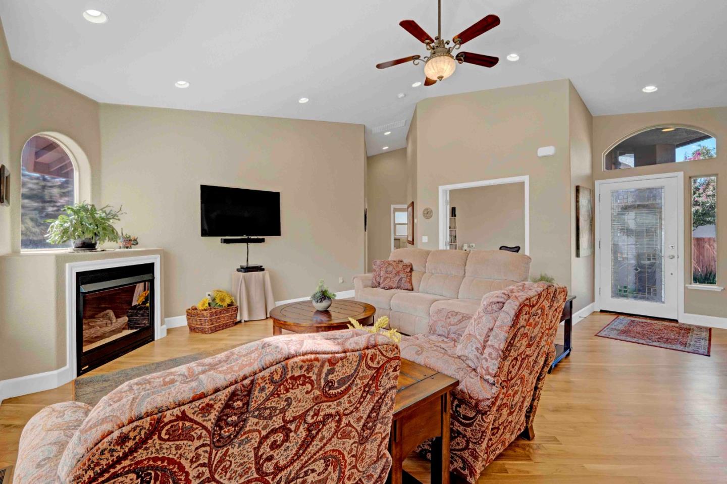 Detail Gallery Image 4 of 30 For 910 Valley Oak Ct, Hollister,  CA 95023 - 2 Beds | 2/1 Baths