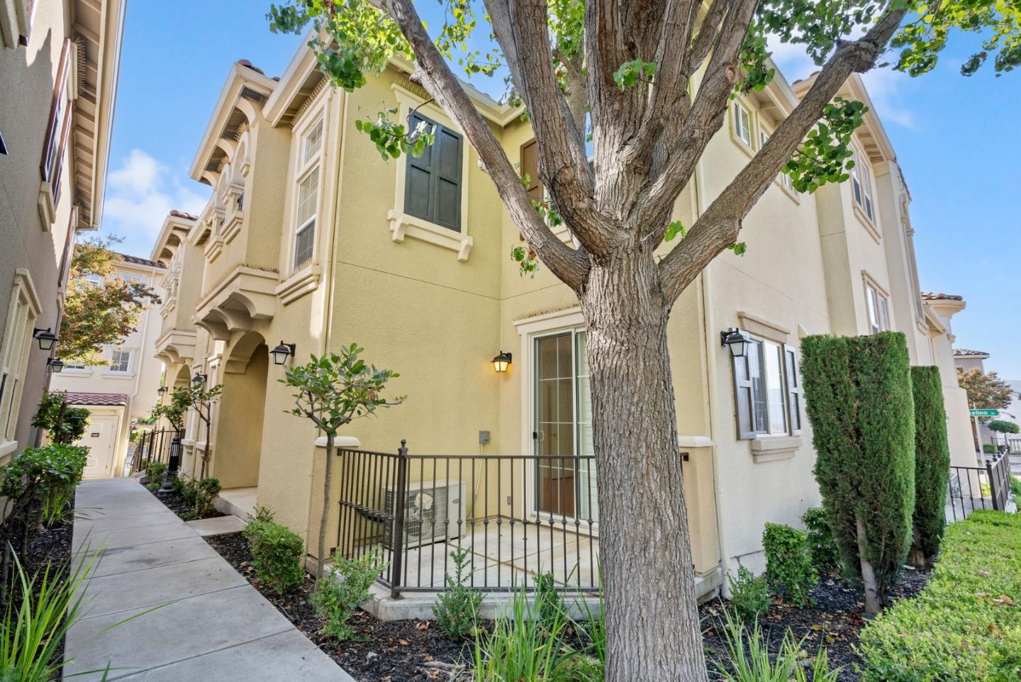 Detail Gallery Image 1 of 38 For 389 Casselino Dr #2,  San Jose,  CA 95136 - 2 Beds | 2/1 Baths