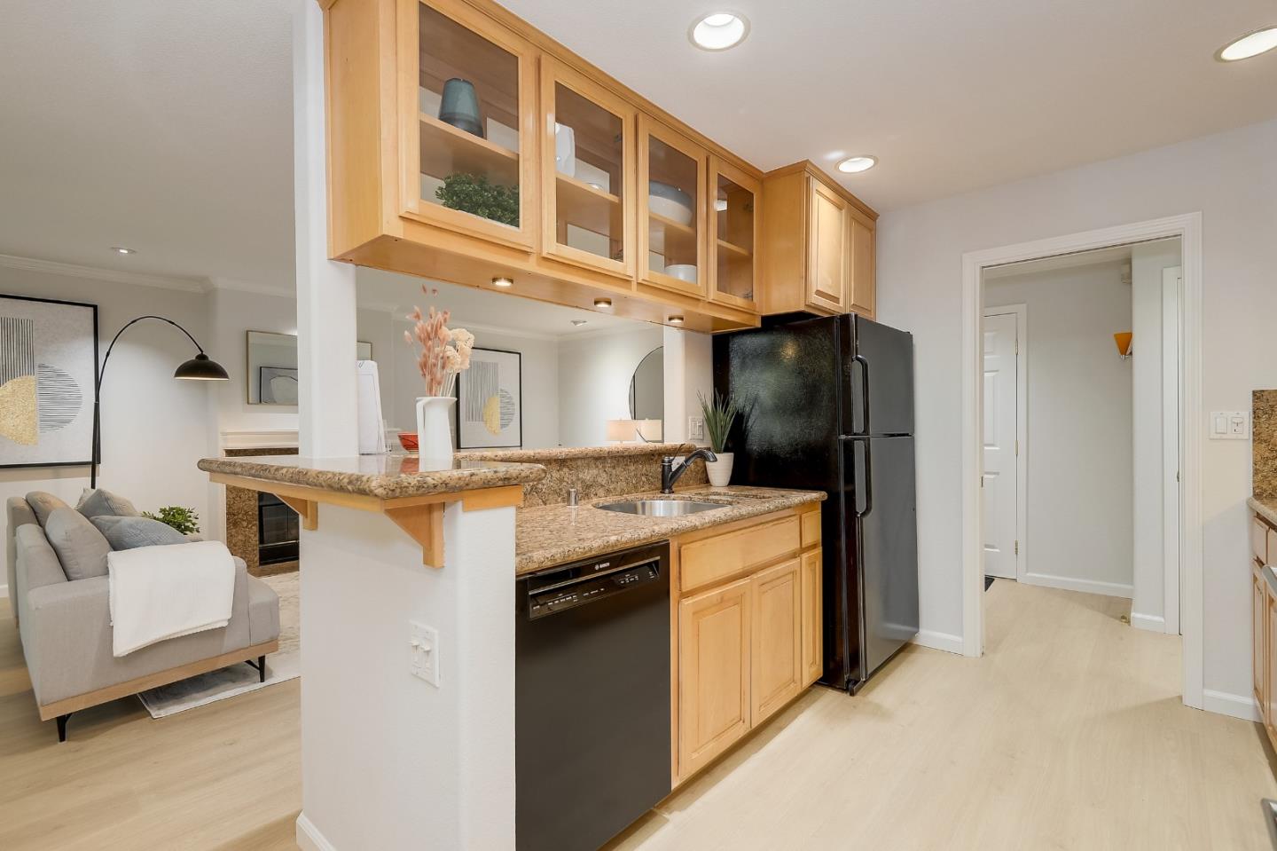 Detail Gallery Image 7 of 27 For 20 Willow Rd #21,  Menlo Park,  CA 94025 - 2 Beds | 2 Baths