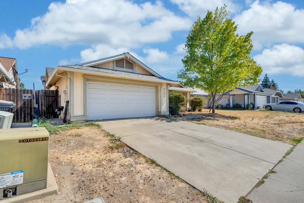 Detail Gallery Image 1 of 39 For 8167 Darien Cir, Sacramento,  CA 95828 - 3 Beds | 2 Baths