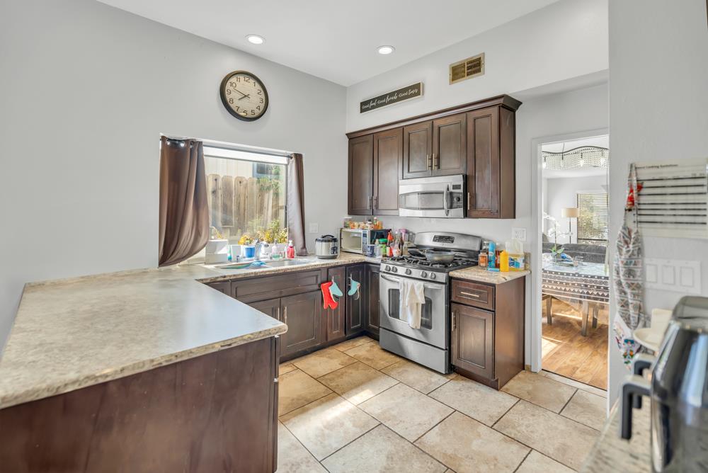 Detail Gallery Image 11 of 39 For 8167 Darien Cir, Sacramento,  CA 95828 - 3 Beds | 2 Baths