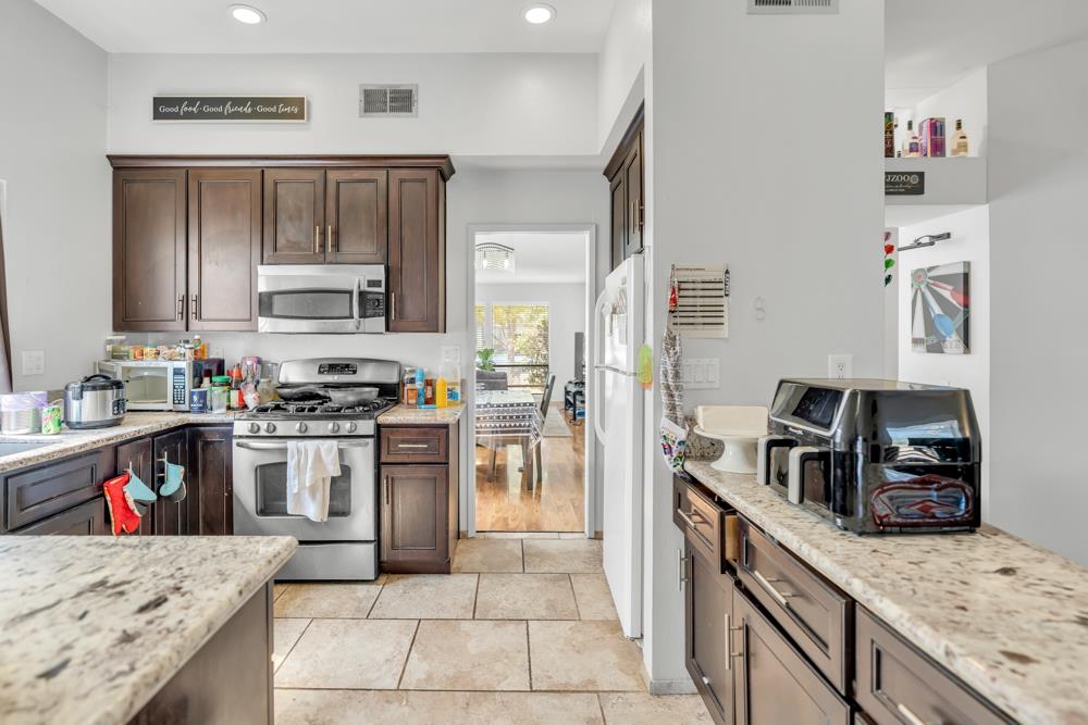 Detail Gallery Image 12 of 39 For 8167 Darien Cir, Sacramento,  CA 95828 - 3 Beds | 2 Baths