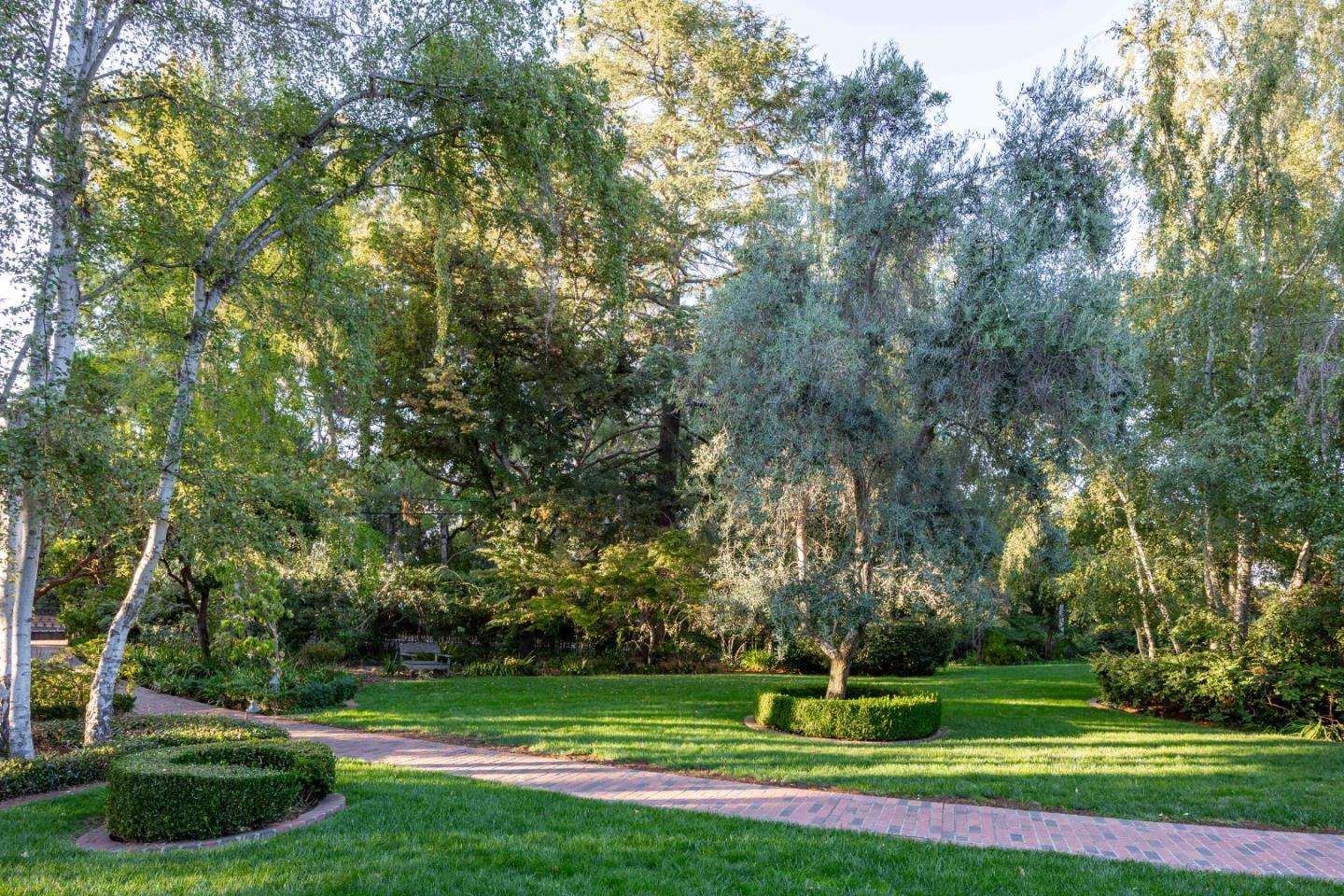 Detail Gallery Image 40 of 42 For 10410 W Loyola Dr, Los Altos Hills,  CA 94024 - 5 Beds | 5/1 Baths