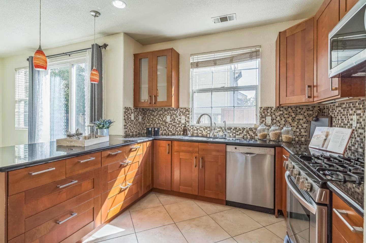 Detail Gallery Image 12 of 38 For 2705 Fressia Ct, Pleasanton,  CA 94588 - 3 Beds | 2/1 Baths