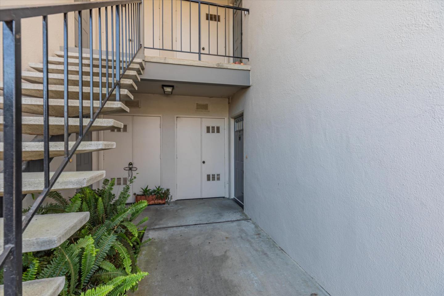 Detail Gallery Image 3 of 34 For 1052 Padre Dr #2,  Salinas,  CA 93901 - 1 Beds | 1 Baths